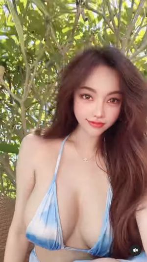 ▲▼黃琳穿比基尼自拍,一個躺下的動作讓網友不停重複播放。(圖/黃琳IG) ▲▼黃琳穿比基尼自拍,一個躺下的動作讓網友不停重複播放。(圖/黃琳IG)