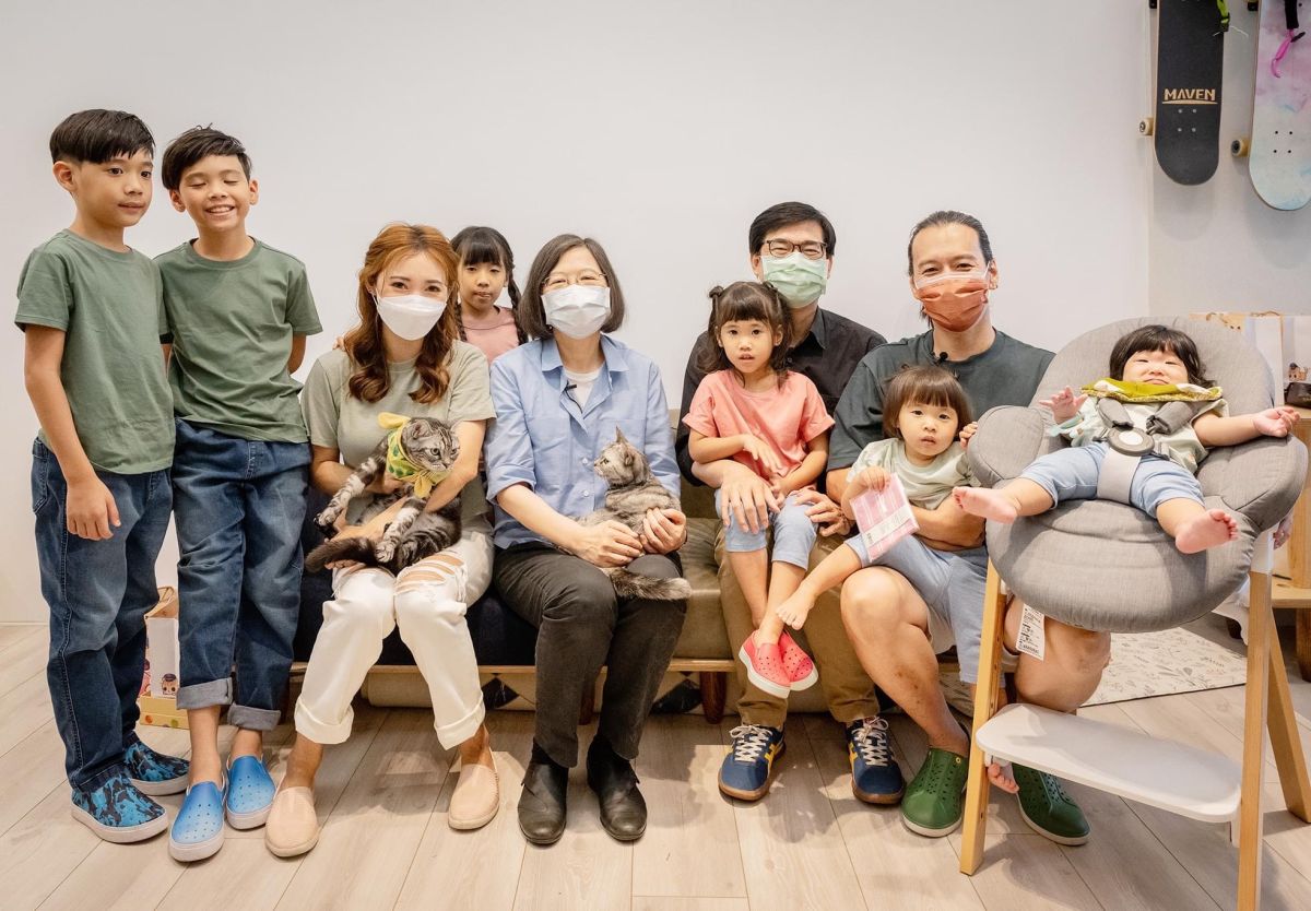 ▲高雄市長陳其邁官方YouTube頻道今(9)日推出全新單元「緊來看邁」，首集與大來賓總統蔡英文，到在地網紅家「林叨囝仔」家作客。（圖／高市府提供）