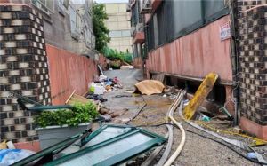 ▲韓國首爾暴雨成洪水，造成3名住在半地下房的女子死亡。（圖／翻攝自韓聯社）