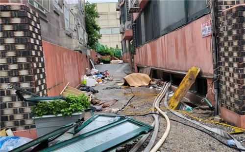 ▲韓國首爾暴雨成洪水，造成數名住在半地下房的住戶死亡。（圖／翻攝自韓聯社）