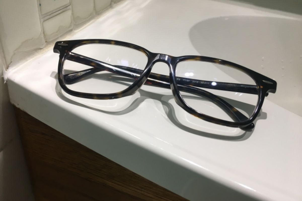 ▲有網友利用洗碗精清洗眼鏡，鏡片卻產生脫膜現象，而引來行家點出「1動作」出錯！（示意圖／翻攝photoAC）