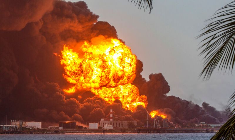 古巴儲油設施遭雷擊連日大火　火勢蔓延第3座油槽