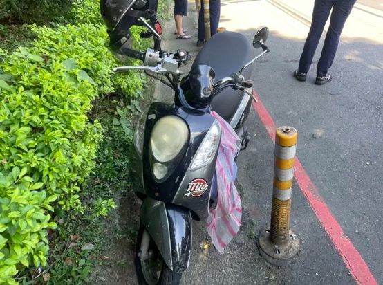 ▲新北市新店區9日上午發生一起車禍事故，74歲女騎士遭撞命危搶救中。（圖／翻攝畫面）