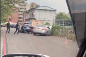 ▲高雄小港警匪對峙，警方開了數槍仍被嫌犯駕車逃逸。（圖／翻攝畫面）