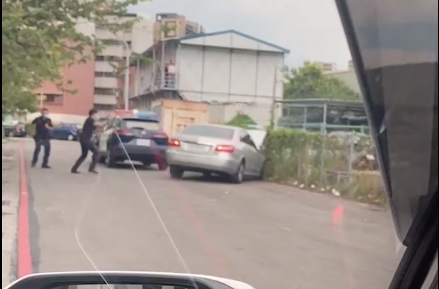 ▲高雄小港警匪對峙，警方開了數槍仍被嫌犯駕車逃逸。（圖／翻攝畫面）