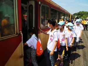 夏令營學員搭乘阿里山林業鐵路接觸大自然 ▲夏令營學員搭乘阿里山林業鐵路接觸大自然(圖/記者張振興攝,2022,08,09)