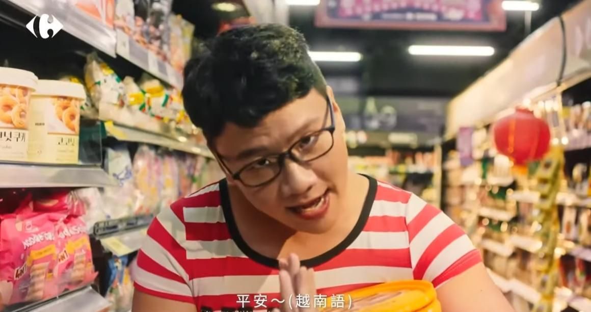 ▲阿翰幫賣場賣中元節活動的廣告，用到「阮月嬌」一角引發爭議。（圖／翻攝自影片）