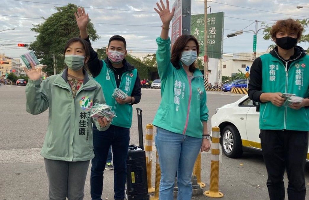 ▲早在中二立委補選時，林佳儀（左一）便積極跟著林靜儀跑行程、爭取曝光機會。（圖／林佳儀臉書，2022.08.09）