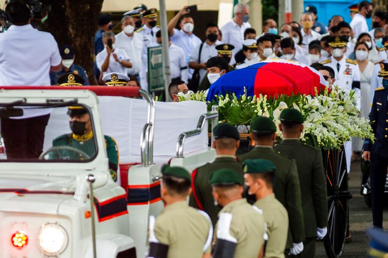 菲律賓前總統羅慕斯戎馬出身　長眠國家英雄墓園
