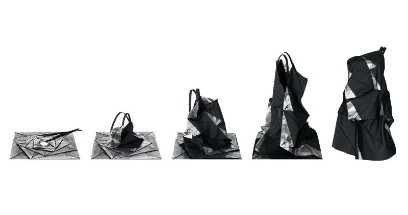 ▲以科學實驗邏輯,推出翻轉平面與立體間的系列服裝「132 5. ISSEY MIYAKE」。(圖/台灣君梵提供)