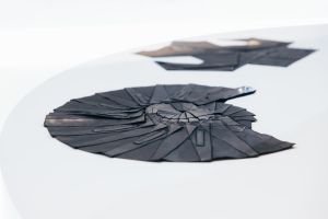 ▲三宅一生的「一塊布」哲學，演繹出日本摺紙藝術般的服裝設計。（圖／台灣君梵提供）