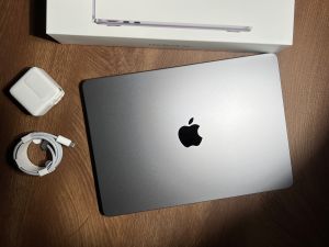 M2 MacBook Air。(圖/記者周淑萍攝) ▲開箱M2 MacBook Air太空灰,完整盒裝包含30W充電器、MagSafe編織連接線等。(圖/記者周淑萍攝)。