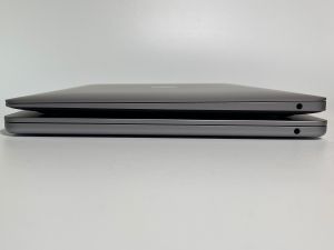 ▲M2 MacBook Air(下)、舊代Intel MacBook Air。（圖／記者周淑萍攝）