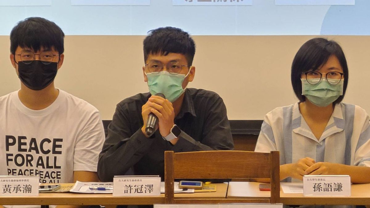 ▲台大研究生協會長許冠澤（中）今（10）日回應林智堅論文抄襲議題，呼籲社會聚焦在此案凸顯的結構性問題，盼各黨勿再以此做為選舉攻防的工具。（圖／記者李琦瑋攝，2022.08.10）