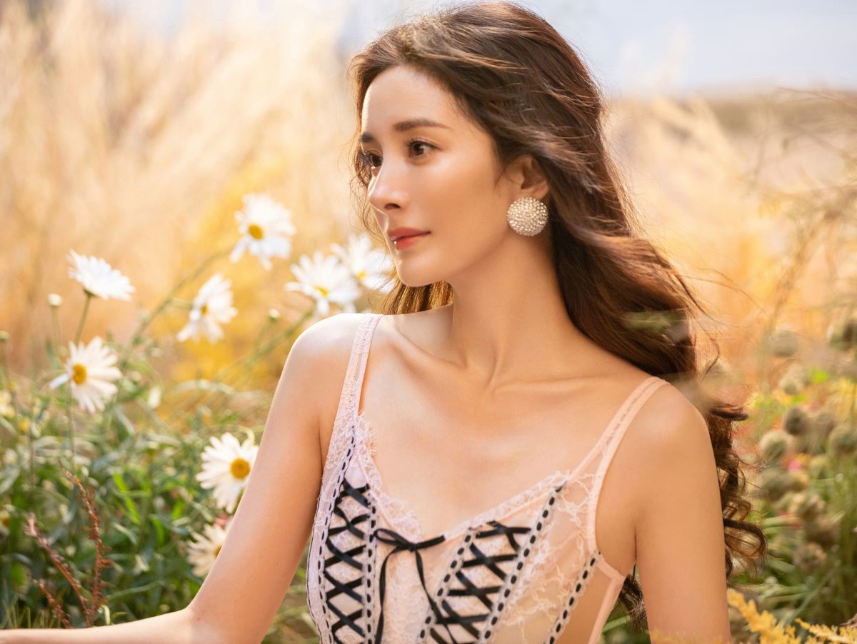 ▲女星楊冪過去不時以甜美風格示人，但她2月曾在微博上曬出漂髮照，直到昨日才曝光新的霸氣造型。（圖／維多利亞的祕密微博）