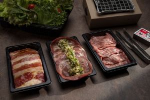▲「杉中寶盒」提供3種新鮮牛肉選擇，左起：油脂豐富的牛五花（399元）、口感入口即化的日本和牛（599元），及限定Klook獨賣牛舌（499元）。（圖／Klook提供）