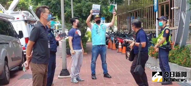 ▲國民黨與民眾黨的市議員參選人今天向林智堅嗆聲,質疑他是否願意面對引發爭議的論文抄襲風暴。(圖/記者李春台攝,2022.08.10)