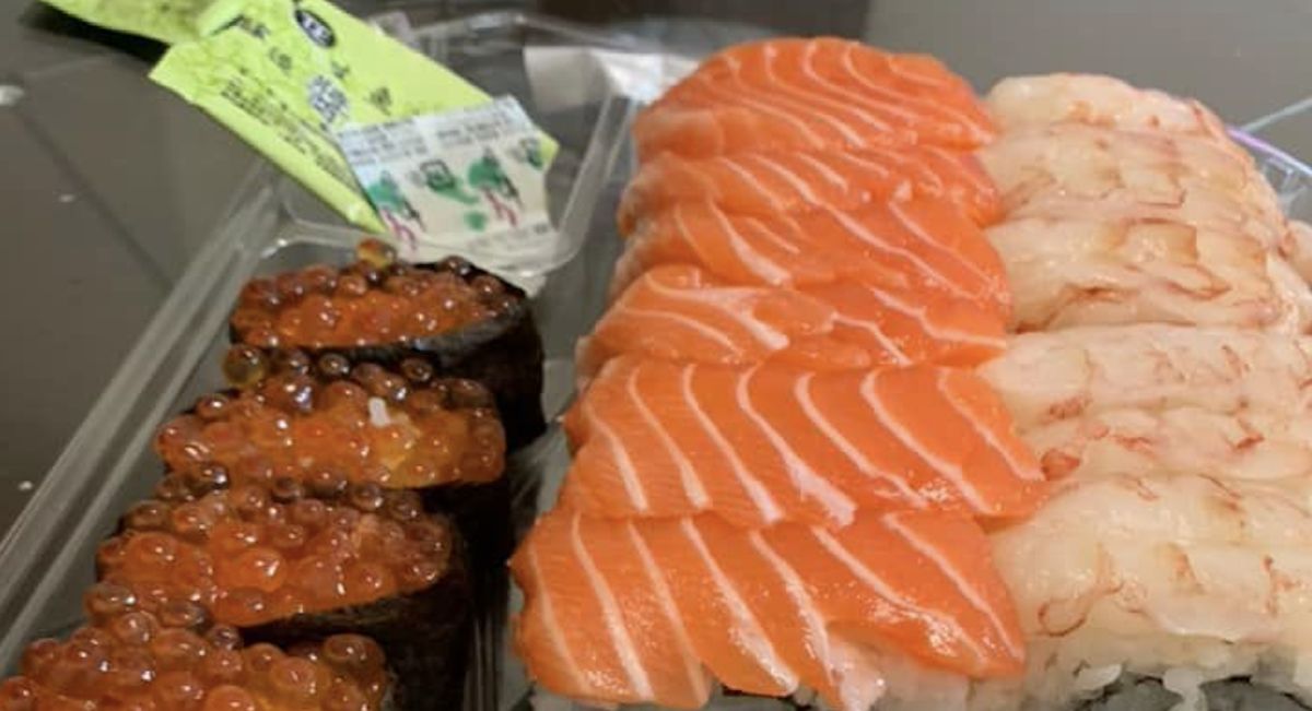 ▲一名網友在好市多拿了一盒沒看過的壽司，只見上頭鋪滿鮭魚、鮮蝦及鮭魚卵，而底下白飯裡竟還包著餡料。（圖／翻攝自臉書社團「Costco好市多 商品經驗老實說」）