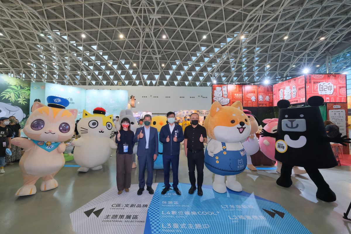 ▲文化部長李永得（左2）、文化部政務次長李靜慧（左1）、高雄市長陳其邁（右2）、高雄市副市長史哲（右1）與IP授權展區人偶合影。（圖／文化部提供）