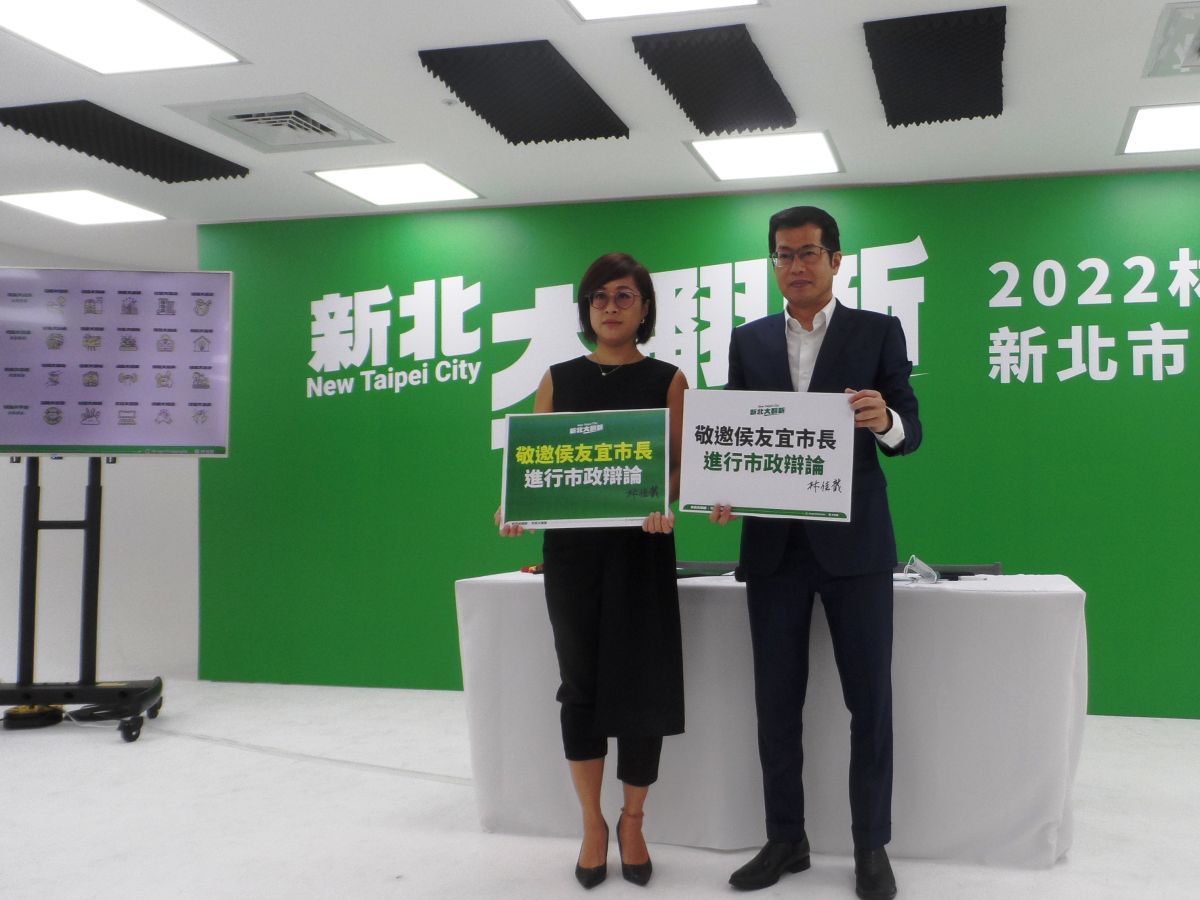 ▲林佳龍競辦政策召集人羅致政（右）與發言人李晏榕（左）公布4大政策目標、20政策願景政見，要求侯友宜不要閃躲，和林佳龍進行政策辯論。（圖／記者吳嘉億攝，2022.08.10）