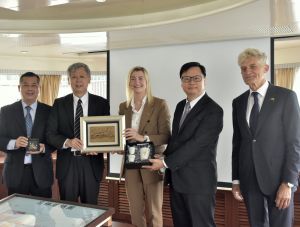 ▲台灣港務公司董事長李賢義(左2)致送紀念品,給立陶宛共和國交通及通訊部政務次長愛格涅(中)。(圖/台灣港務公司提供) ▲台灣港務公司董事長李賢義(左2)致送紀念品,給立陶宛共和國交通及通訊部政務次長愛格涅(中)。(圖/台灣港務公司提供)