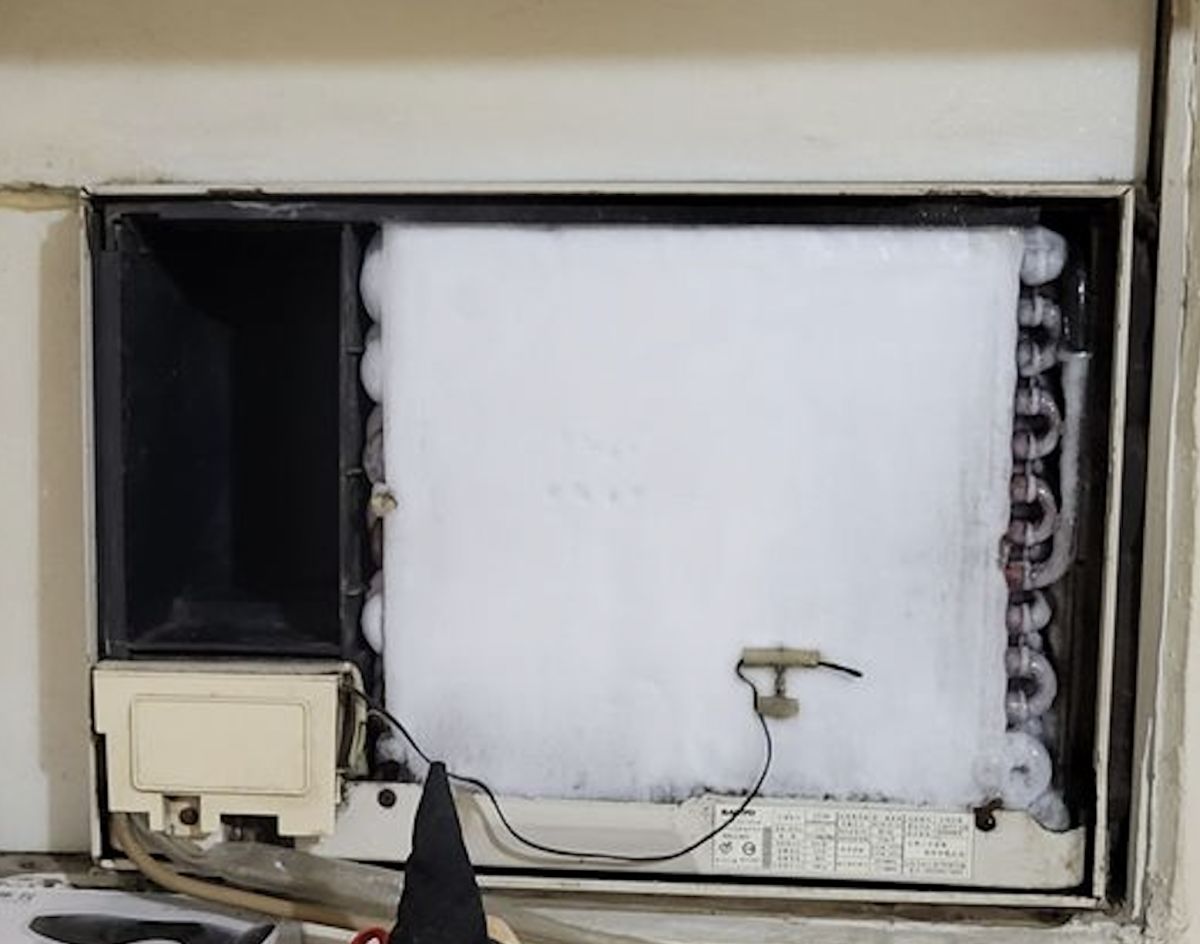 ▲一名網友透露，他近期發現家中的冷氣竟然整台結冰。（圖／翻攝自臉書「爆廢公社公開版」）