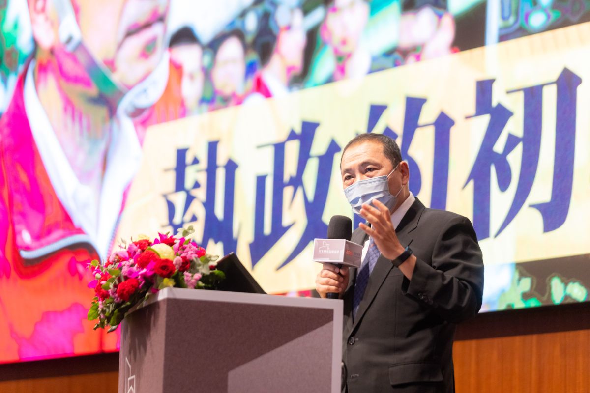 ▲侯友宜前往台北市出席天下城市高峰論壇，對國民黨副主席率團赴中訪問，受訪時表示「值得商榷」。（圖／新北市政府提供）