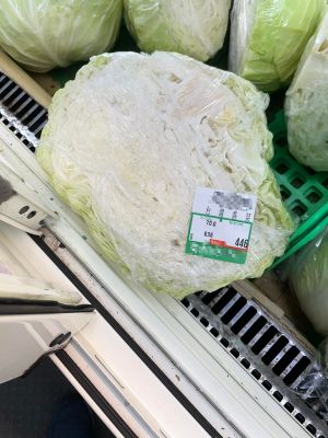 ▲網友發現高麗菜被誤貼「台灣香菜」的標籤，忍不住笑說「第一次知道香菜有長這麼大的」。（圖／翻攝爆廢公社臉書）