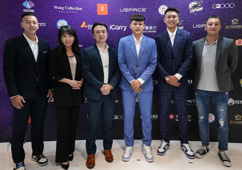 ▲蔡沁瑜(左二)接任球隊公關長、張建偉(左三)則暫代總經理一職。官方提供