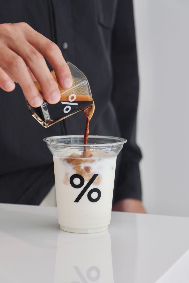 ▲「% ARABICA」加入煉乳調製的拿鐵是人氣必喝品項。（圖／% ARABICA提供）