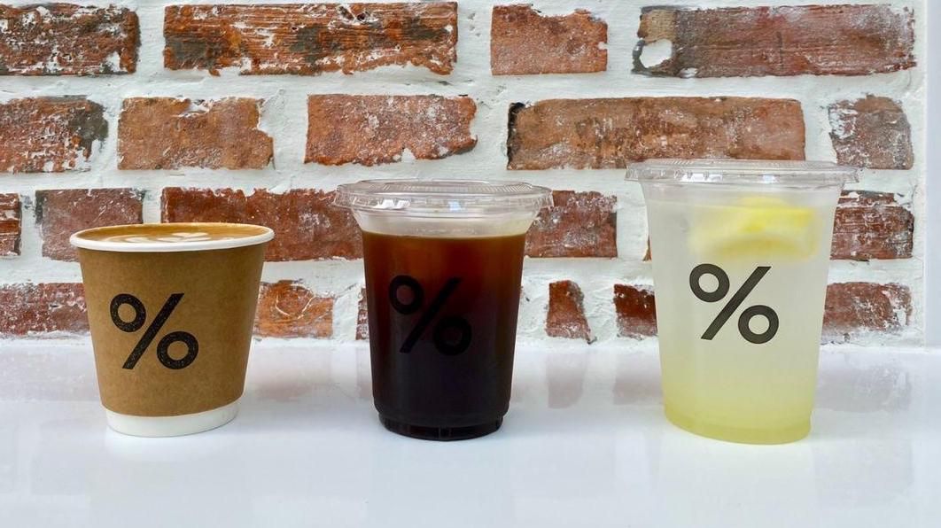 ▲日本京都超人氣咖啡店「% ARABICA」明在台開幕！《NOWnews今日新聞》搶先帶大家直擊位於信義區象山腳下的愜意空間，在經典純白設計中留有深具台灣代表性的「紅磚牆面」，100元起、不用出國就能朝聖與Blue Bottle藍瓶咖啡齊名、全網爆紅的「% ARABICA」經典咖啡。（圖／記者蕭涵云攝）