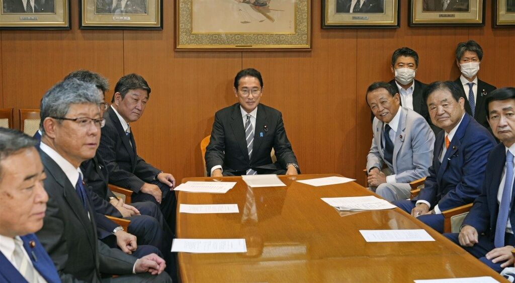 ▲日本首相、執政黨自由民主黨總裁岸田文雄（中）10日進行黨務主管人事及內閣改組。（圖／翻攝自共同社）