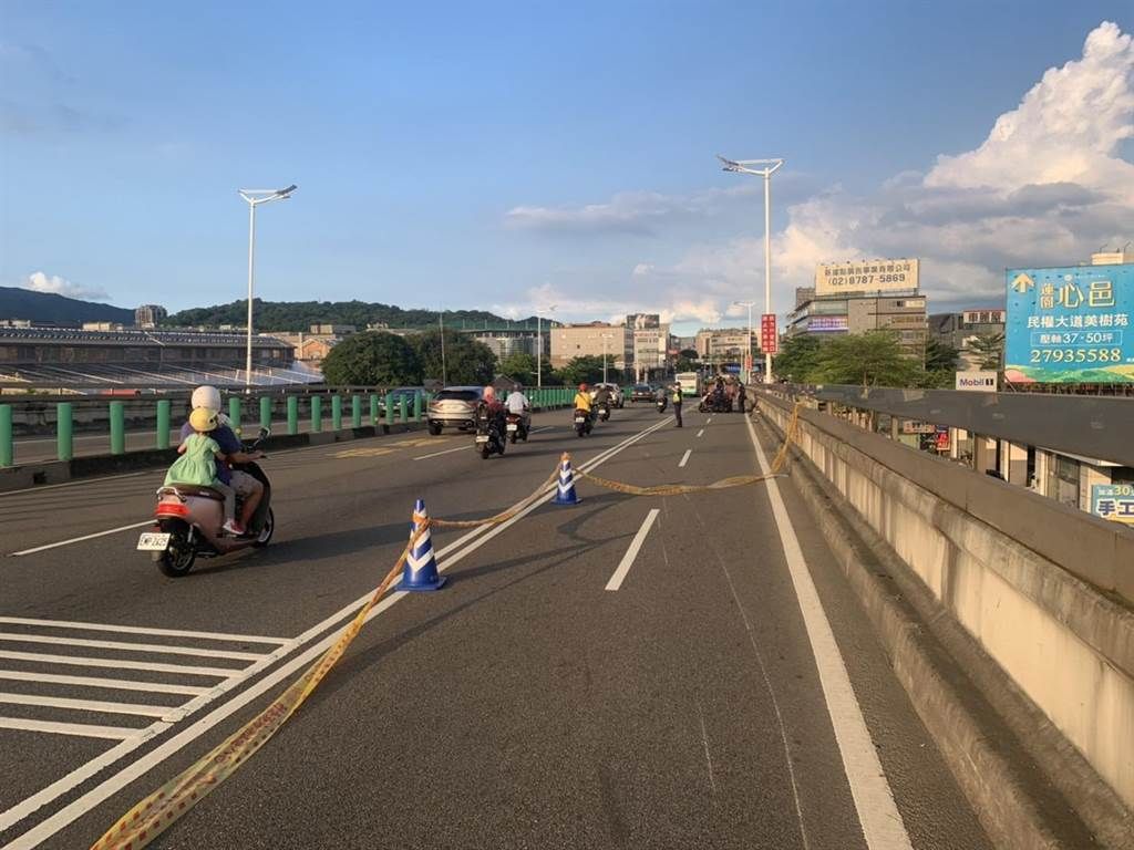 ▲台北市民權大橋松山往內湖方向，一名男騎士疑似自撞護欄，從民權大橋上墜落橋下命危。（圖／翻攝畫面）