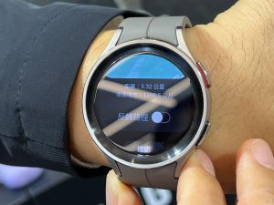 ▲Galaxy Watch5 Pro 具備全新追蹤返回路線功能・能透過 GPS 定位記錄走過的路徑，野外運動不怕迷路，可以透過手錶直接返程。(圖／記者周淑萍攝)
