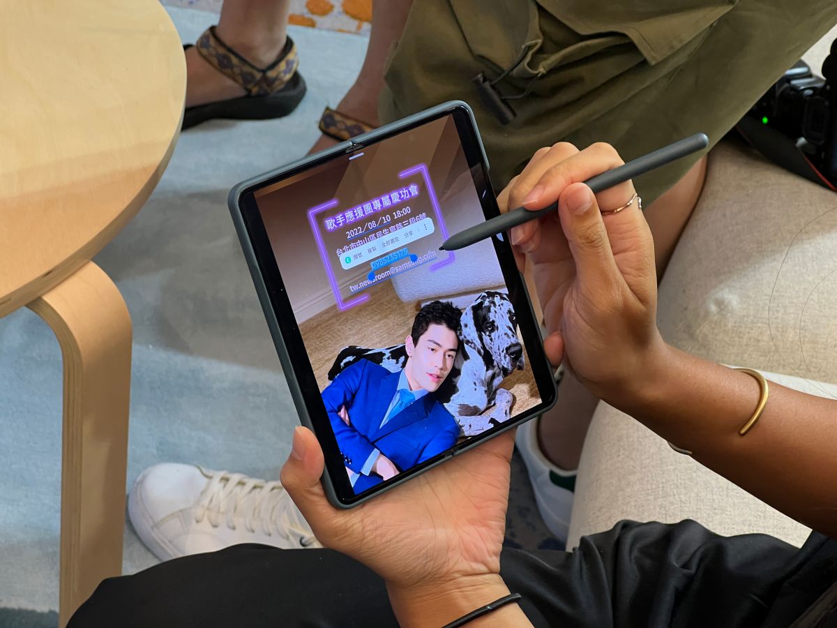 ▲有網友問：三星Galaxy Z Fold4摺疊旗艦機能取代手機和平板嗎？3C達人Tim哥認為「可以！」。（圖／記者董妍廷攝）