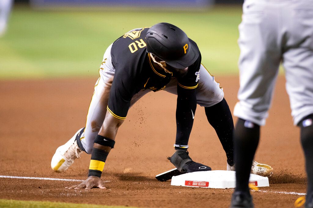 ▲海盜隊Rodolfo Castro手機在跑壘時掉出來。（圖／美聯社／達志影像）