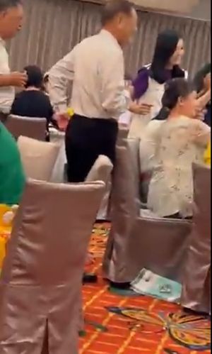 高虹安合體許明財逐桌敬酒,違反防疫規定。 ▲高虹安合體許明財逐桌敬酒,違反防疫規定。(圖/翻攝自新竹市爆料公社)