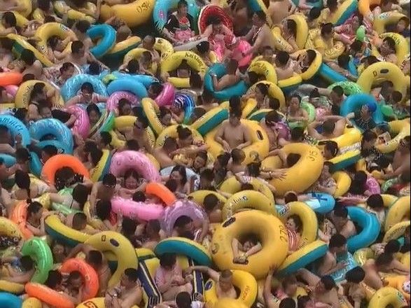 ▲水上樂園的泳池內擠滿人潮，看起來就像是成堆的甜甜圈。（圖／微博）
