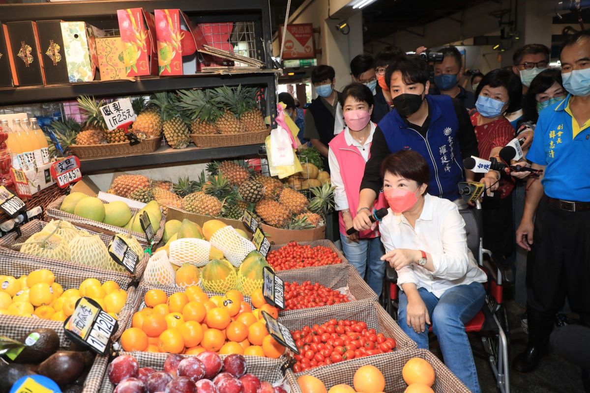 ▲市長盧秀燕今前往建國市場關心民眾採買及物資供應情形(圖／柳榮俊攝2022.8.11)