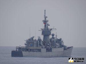 ▲共軍船艦擾台，海軍派出船齡超過40年的濟陽級軍艦監控。（資料照／記者呂炯昌攝）