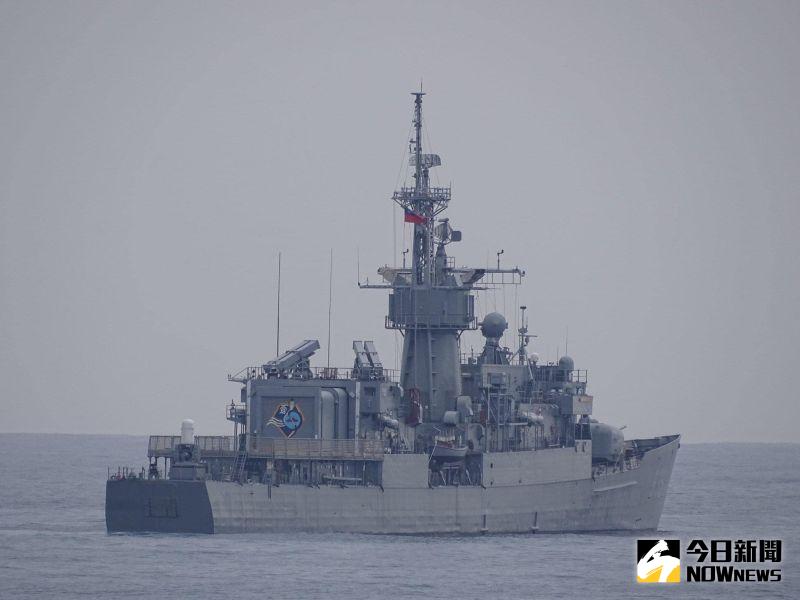 ▲共軍船艦擾台,海軍派出船齡超過40年的濟陽級軍艦監控。(資料照/記者呂炯昌攝)
