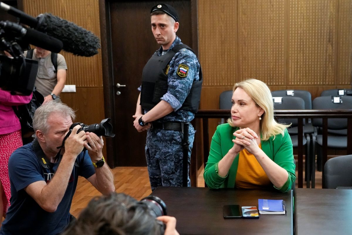 ▲3月間闖入攝影棚，在新聞直播時持標語抗議俄軍入侵烏克蘭的俄羅斯新聞工作者奧斯雅尼可娃，10日被控散布不實俄軍訊息，若遭定罪最高恐蹲10年苦牢。（圖／美聯社／達志影像）