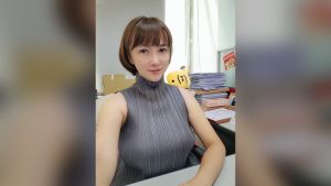 美女主播分享「女生必學三件事」。(圖/翻攝自劉芯彤臉書) ▲前主播劉芯彤在臉書問道「請問要去哪裡申請低收入戶」。(圖/翻攝自劉芯彤臉書)