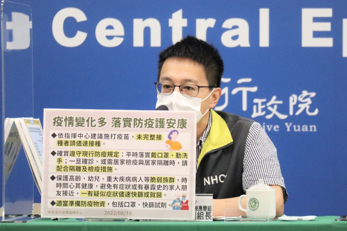 ▲醫療應變組副組長羅一鈞說明本土死亡個案狀況。（圖／指揮中心）