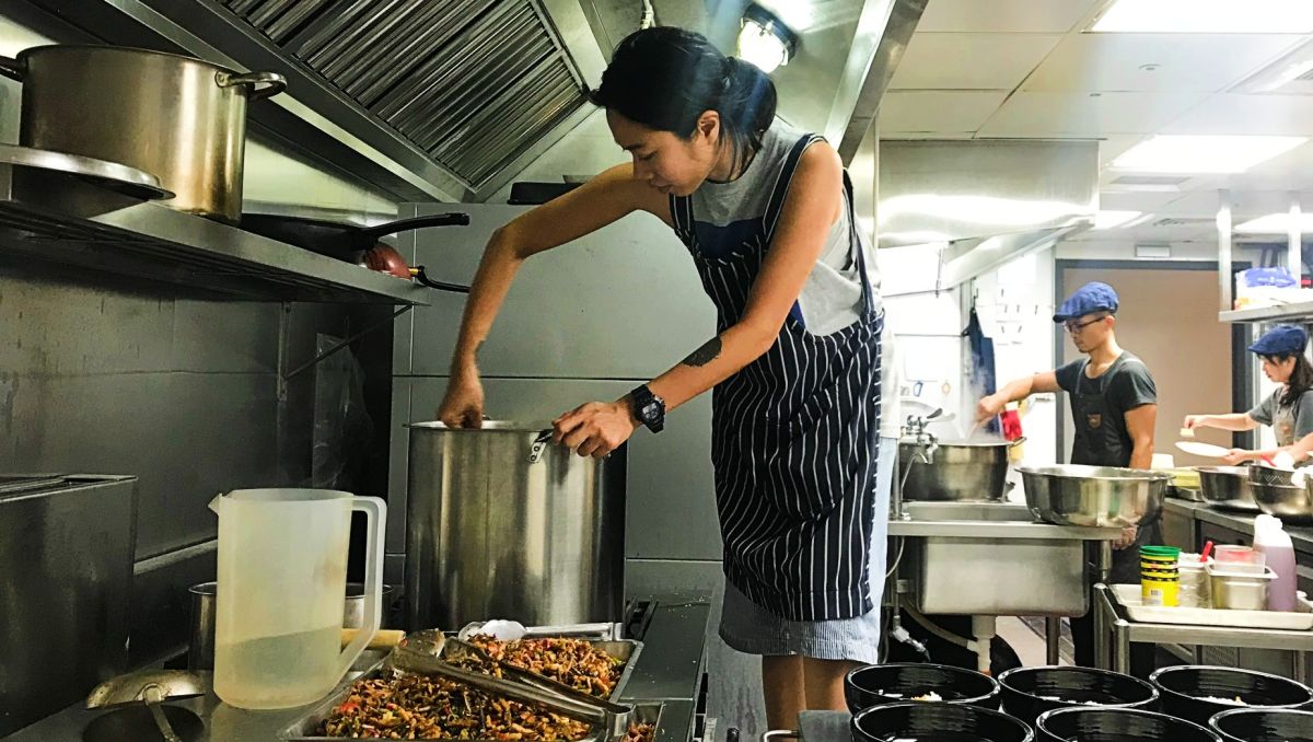 ▲源自於小時候對食物的渴望，著迷盛盤時第一口熱騰騰的菜，客家女孩Jin開了一家「吳謝私廚」，成為隱身巷弄間的美妙滋味。（圖／Jin提供）