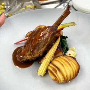 ▲Jin的料理充滿個人特色,擺盤很西式、風味卻很客家,像是紅酒慢燉豬小腿搭配少見的梅乾菜醬汁。(圖/Jin提供) ▲Jin的料理充滿個人特色,擺盤很西式、風味卻很客家,像是紅酒慢燉豬小腿搭配少見的梅乾菜醬汁。(圖/Jin提供)