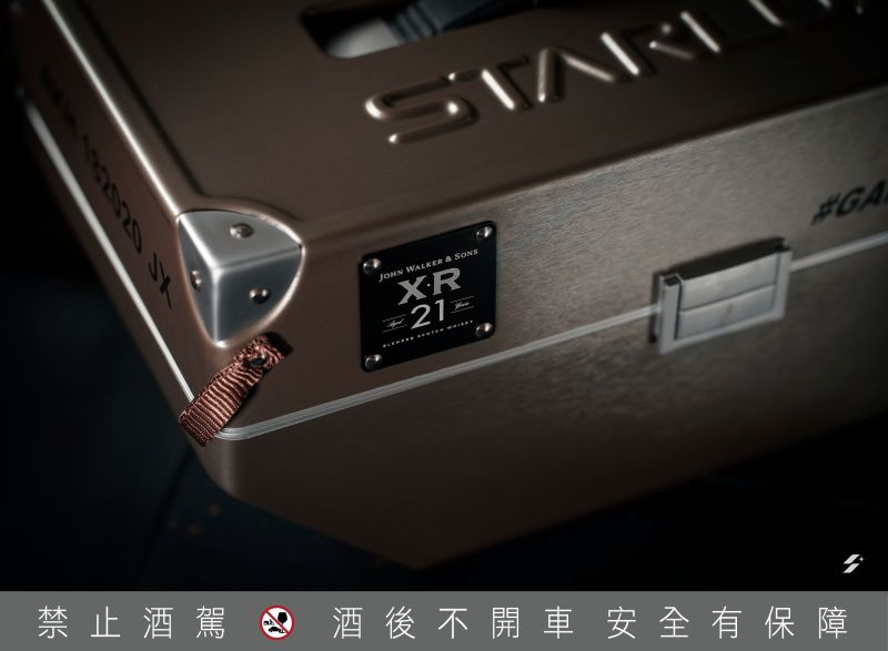▲鉑光金聯名星宇箱獻禮珍藏版「XR21 Travel Beyond Edition」,全台限量6,500組,建議售價3,300元。(圖/業者提供)