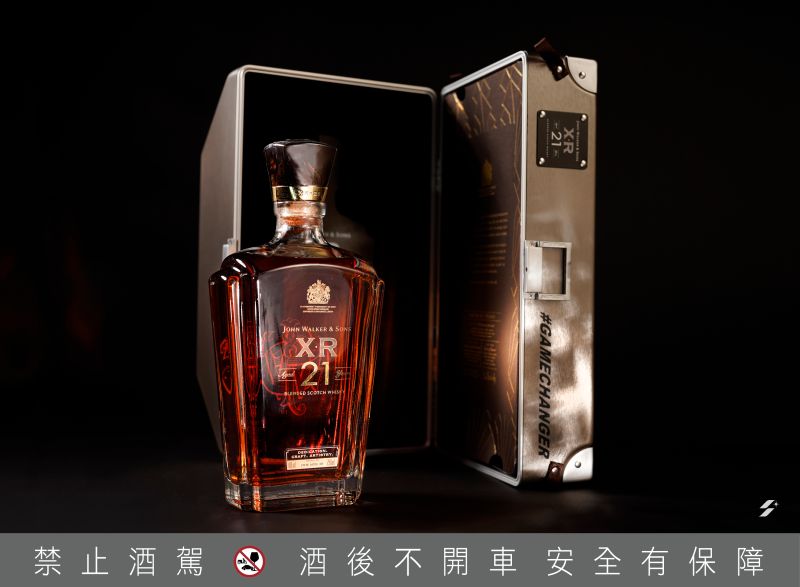 ▲運用極具奢華感的鉑光金結合金屬質感髮絲紋和3D立體工藝壓紋,箱體外形延續使用耐刮又耐摔的行李箱主流材質ABS+PC製作,同時掛有設計款行李運務標籤的提把更顯航空感。(圖/業者提供)