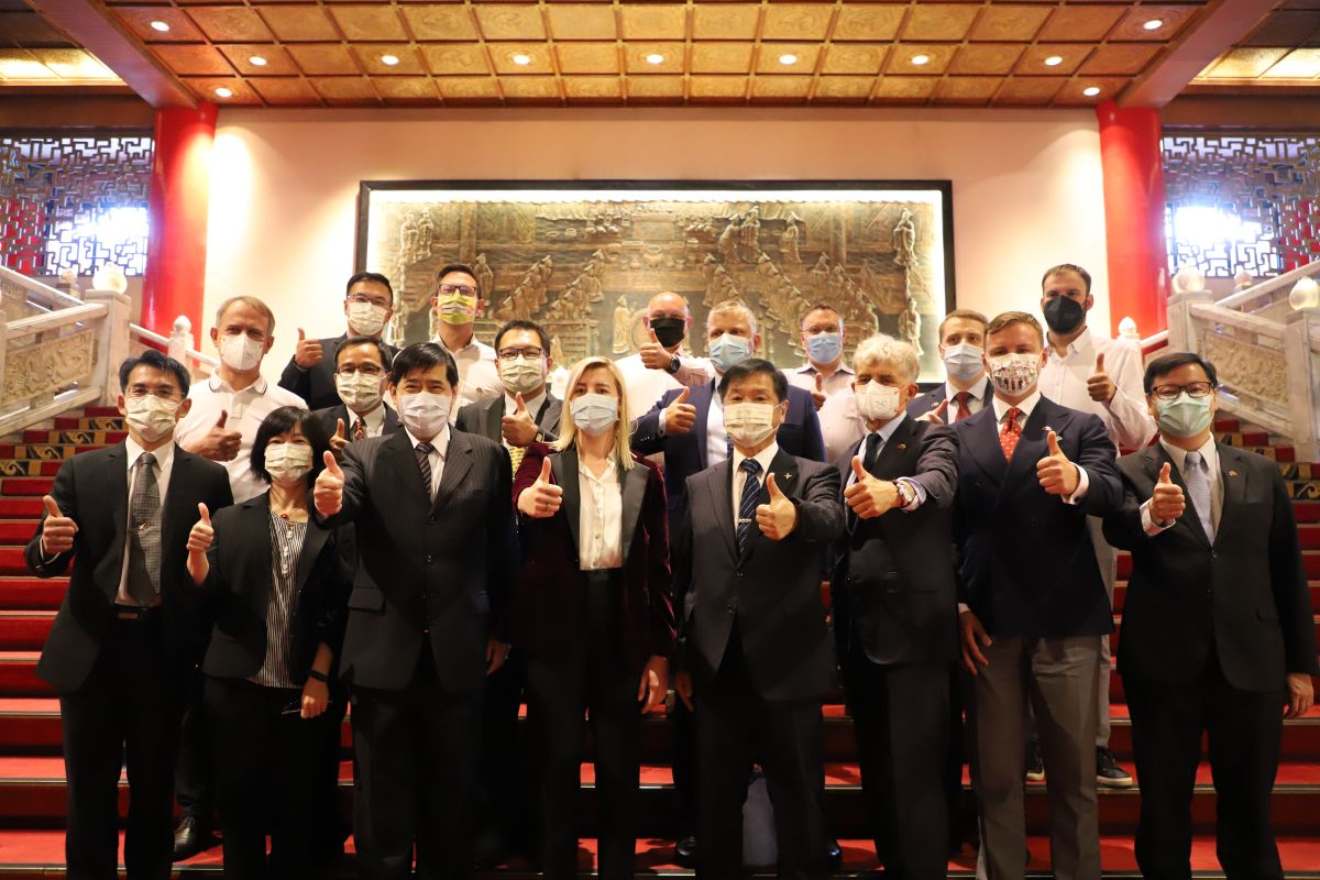 ▲立陶宛交通及通訊部政務次長愛格涅（Ms. Agne Vaiciukeviciute ）率該國政府官員及相關電動車輛產業代表等共11人訪台，將於今（11）日結束行程返國。（圖／交通部提供）