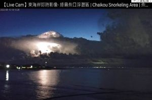 ▲中央氣象局局長鄭明典在臉書分享昨晚從綠島看南台灣對流雲的照片，巨大閃電相當驚人。（圖／翻攝鄭明典臉書）
